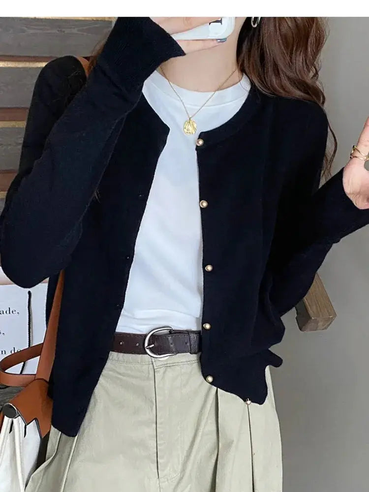 Embrace the Chill: Cozy Cardigan with a Flawless Fit
