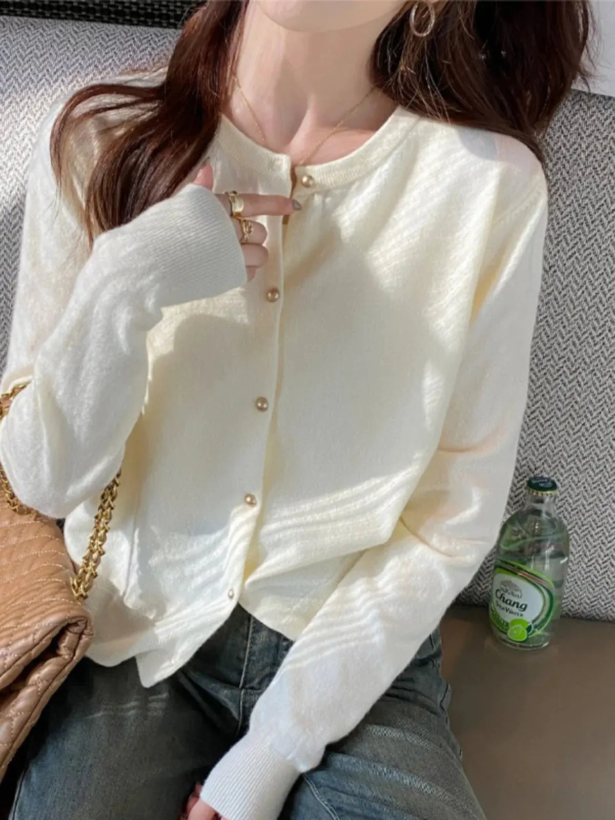 Embrace the Chill: Cozy Cardigan with a Flawless Fit