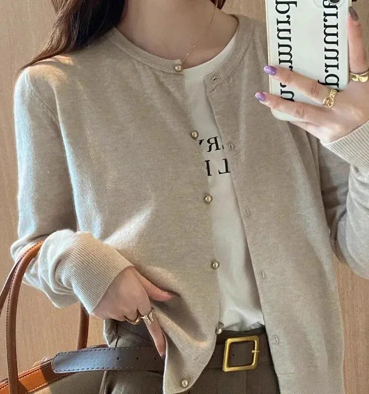 Embrace the Chill: Cozy Cardigan with a Flawless Fit