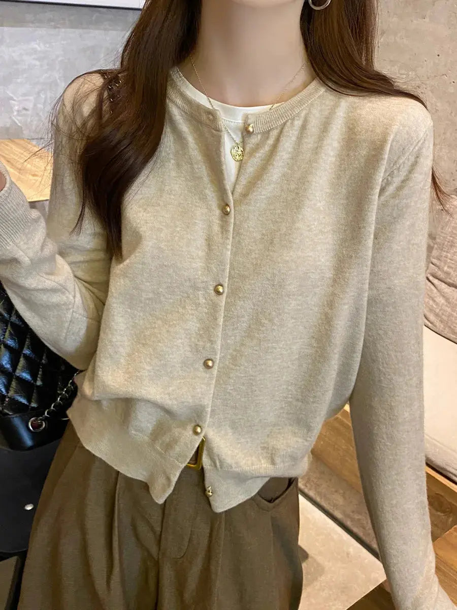 Embrace the Chill: Cozy Cardigan with a Flawless Fit