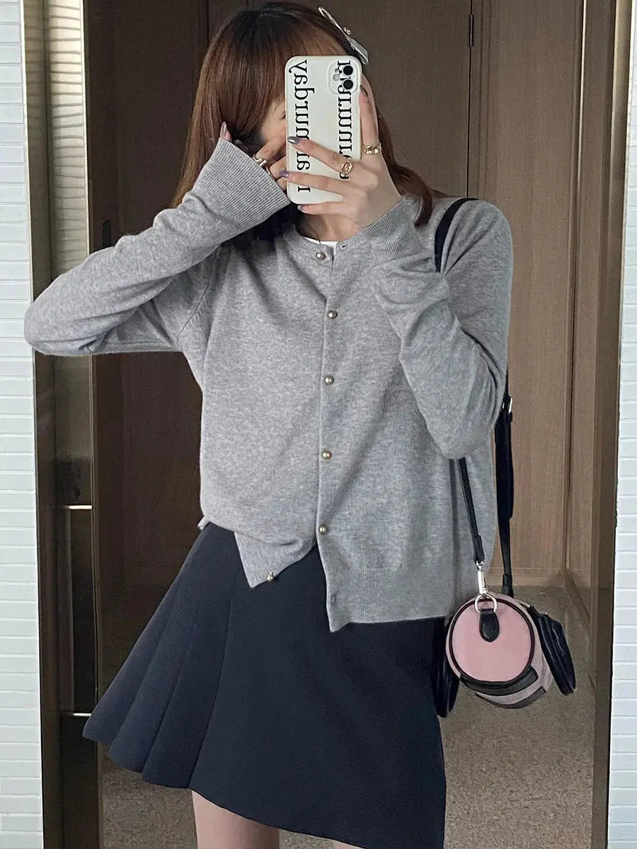 Embrace the Chill: Cozy Cardigan with a Flawless Fit